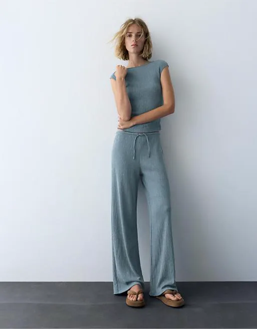 

Широкие креповые брюки среднего синего цвета Pull&Bear