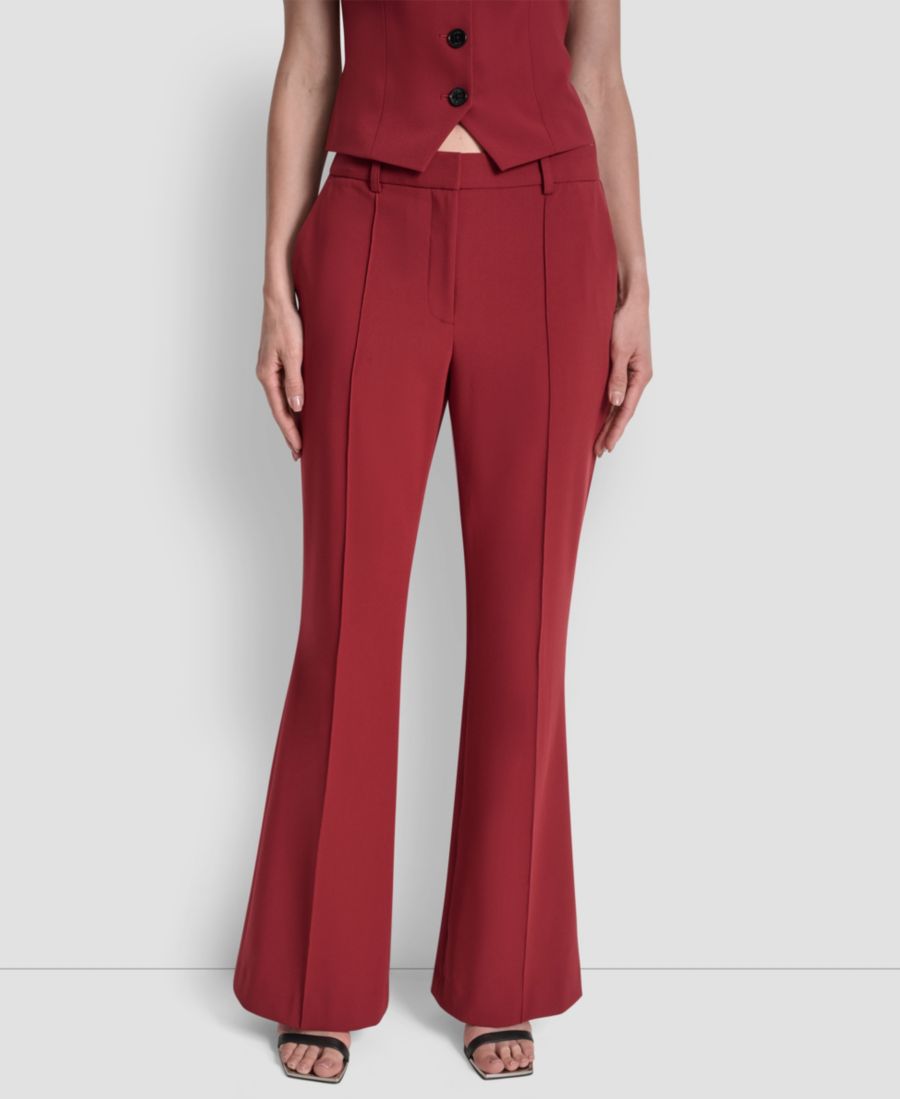 

Женский двубортный пиджак на шесть пуговиц, брюки приталенного силуэта с расклешенной юбкой и клетчатым вырезом, жилет с квадратным вырезом и застежкой на пуговицы спереди DKNY, Merlot