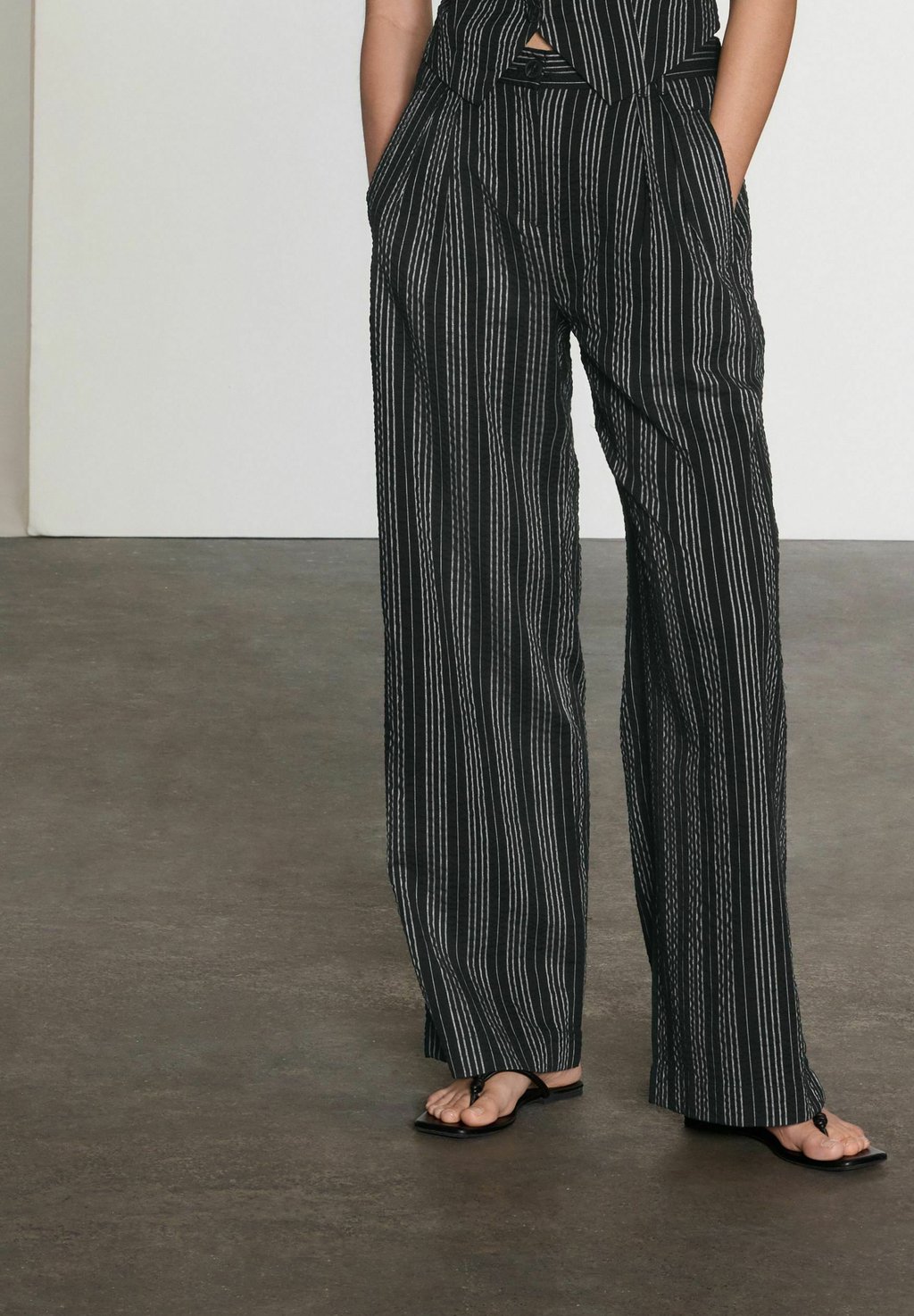 Брюки STRAIGHT TEXTURED STRIPED Next, черный — фото 4