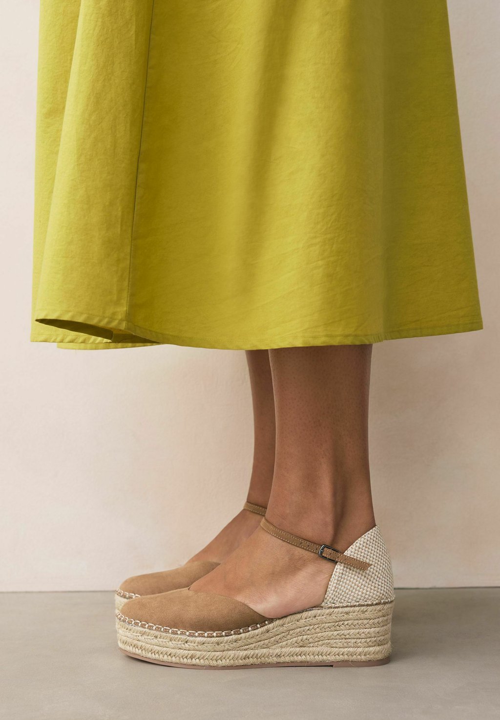 Босоножки на платформе STANDARD WIDE FIT - FOREVER COMFORT CLOSED TOE - Platform heels Next, песочный