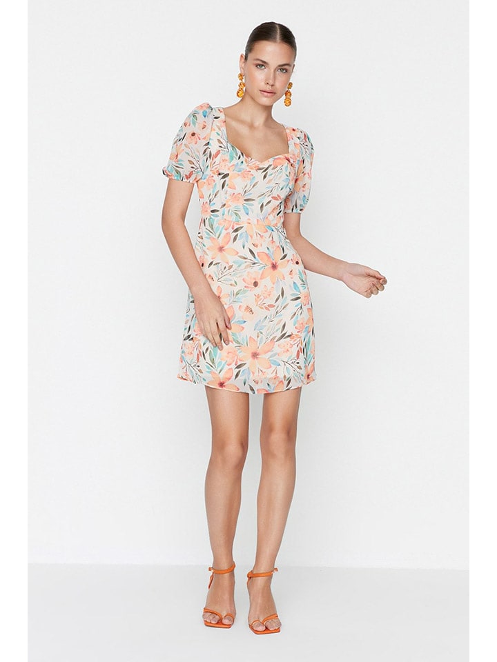 

Короткое платье trendyol