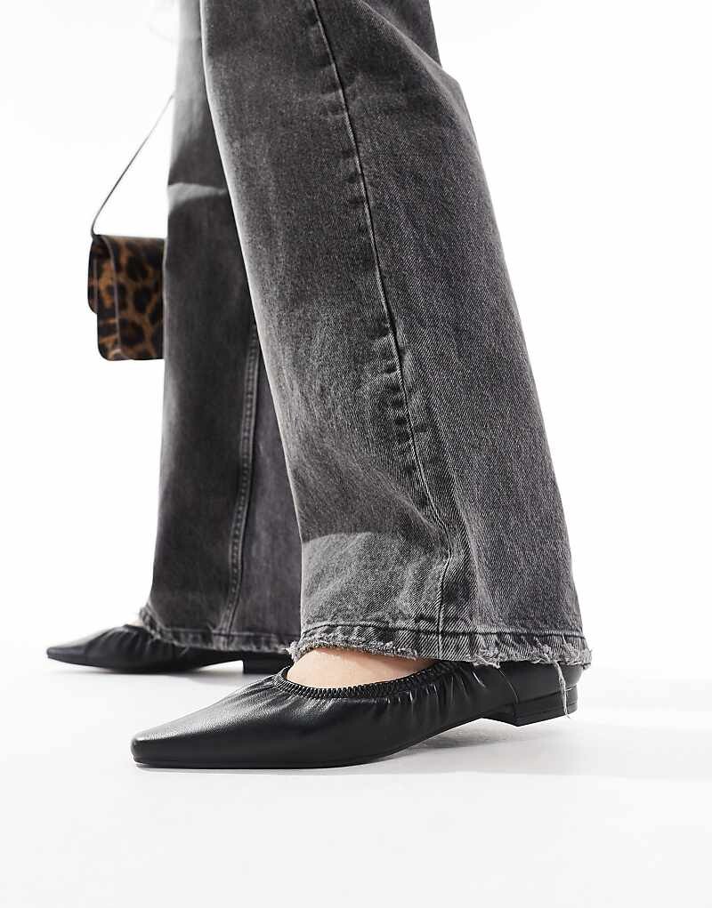 

Гламурные – Черные балетки с рюшами и острым носком