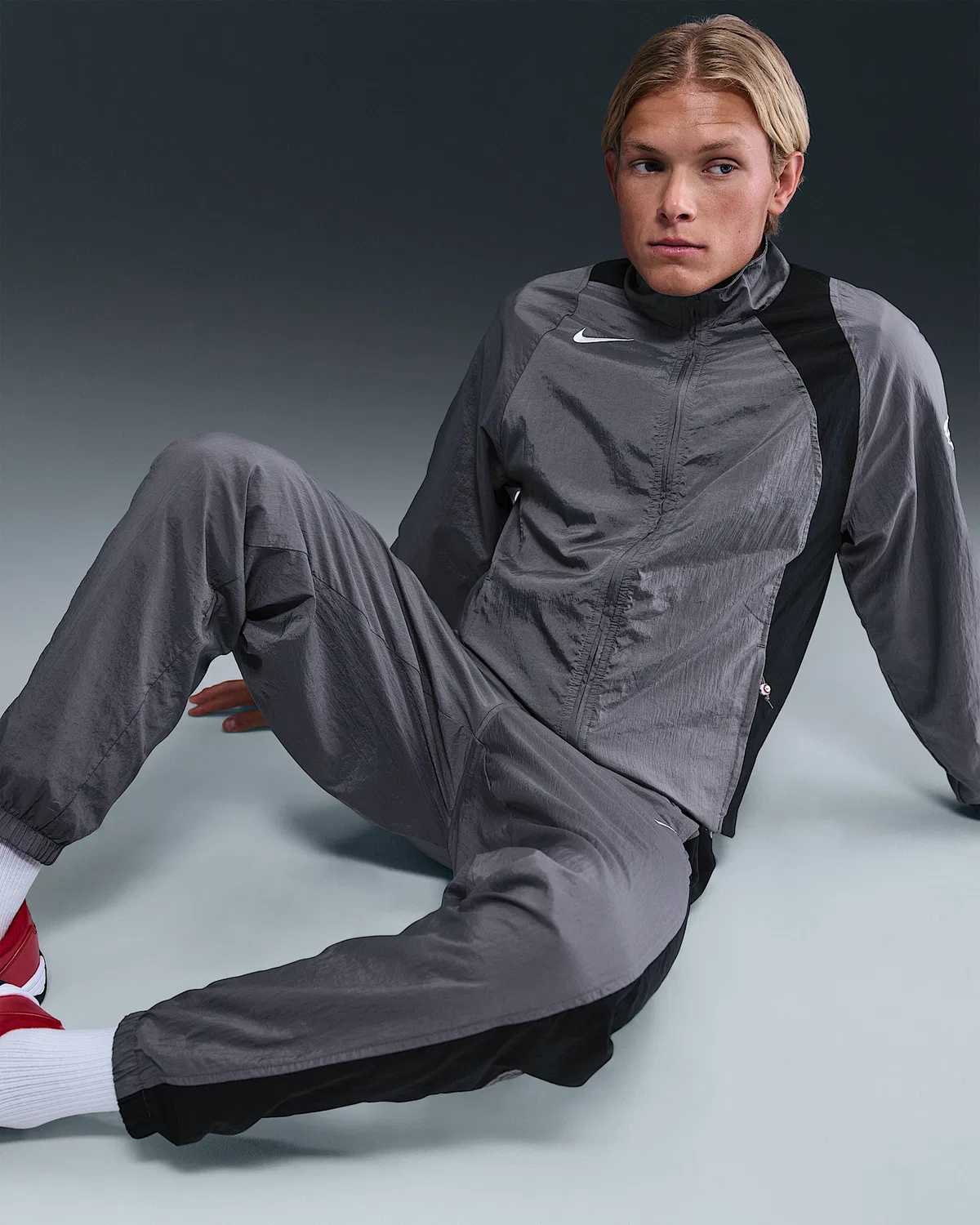 Мужская ветровка Nike Total 90 Repel Soccer Track, Light Graphite/Black/Sail — фото 3