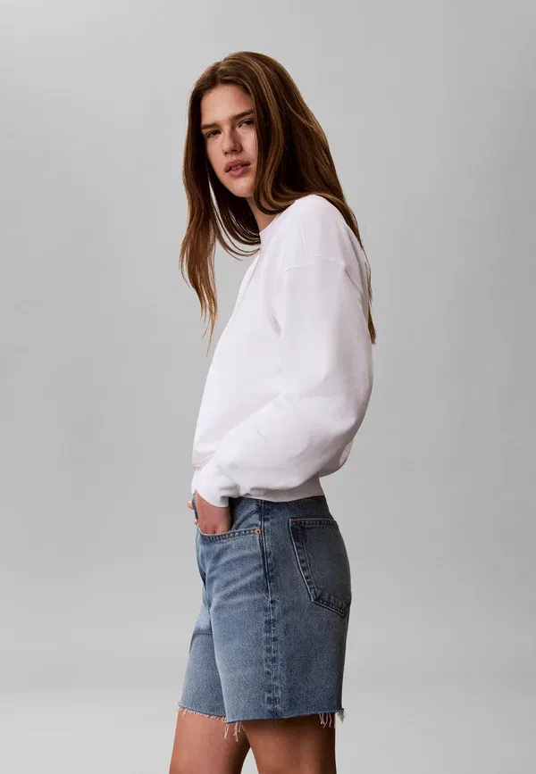 Свитшот Calvin Klein Standard logo crew, ярко-белый — фото 3
