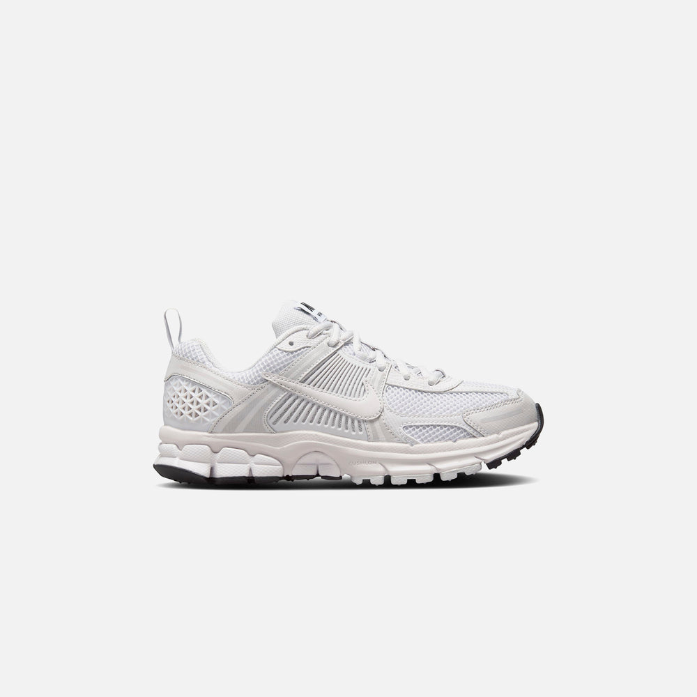 

Кроссовки Nike GS Zoom Vomero 5, цвет White/Vast Grey/Black/Sail