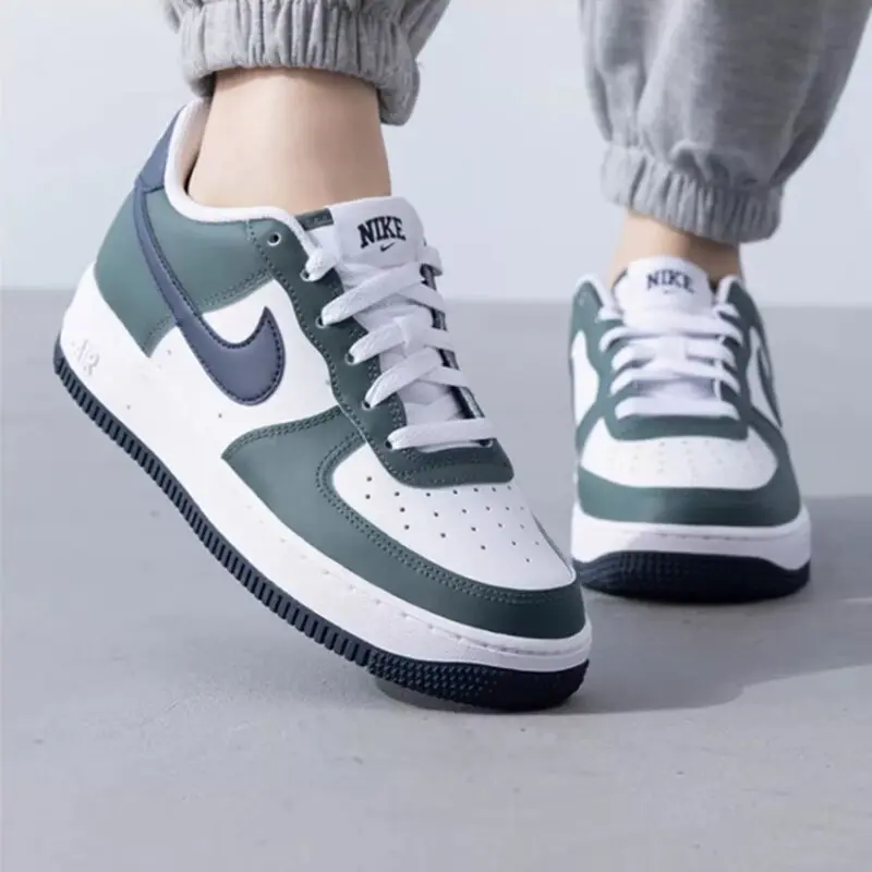 Футболка Nike Air Force 1 Low Obsidian Vintage Green GS, белый/черный обсидиан/винтажный зеленый — фото 3