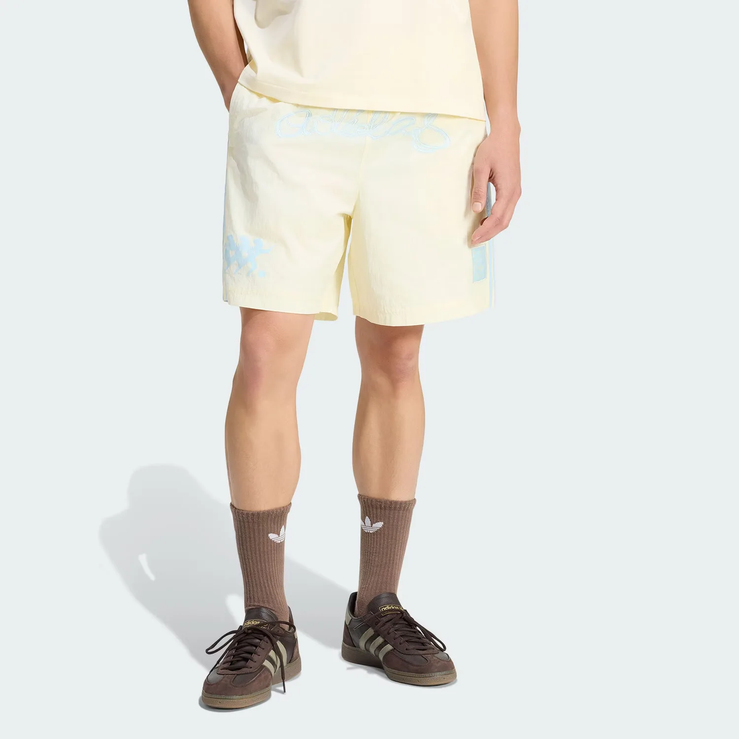 Спортивные шорты NYLON GFX SHORT Adidas Originals, айвори/светло-синий — фото 4