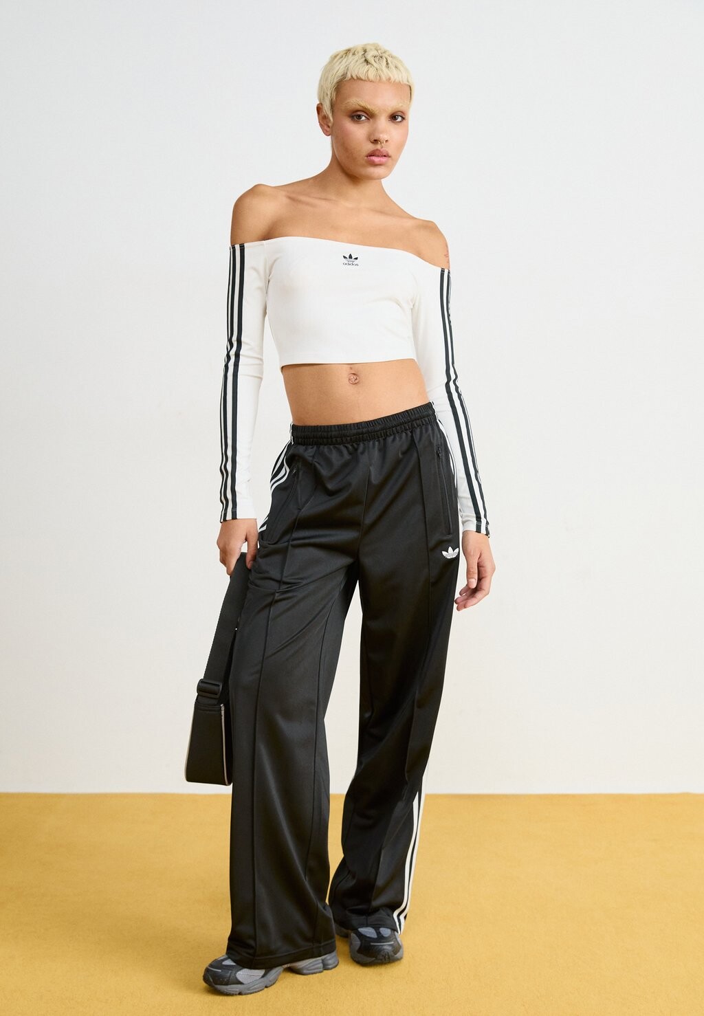 

Спортивные брюки FIREBIRD LOOSE adidas Originals, черный