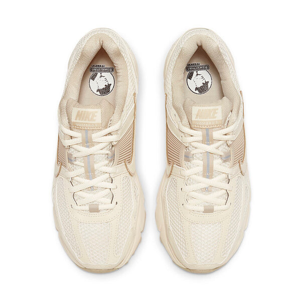 Кроссовки (WMNS) Nike Air Zoom Vomero 5 'Sail Light Orewood Brown', цвет sail/light orewood brown — фото 3
