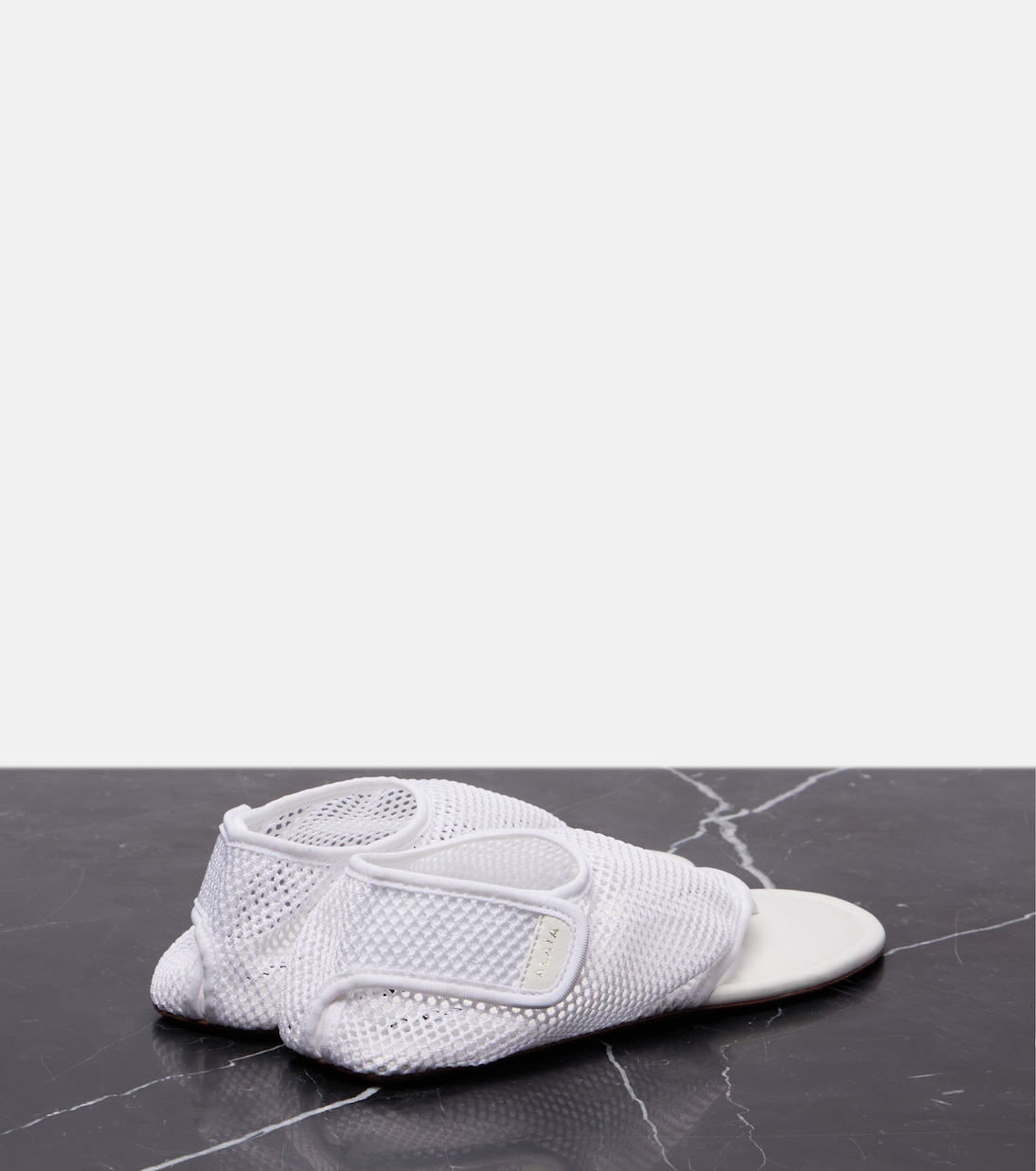 Гибкие сандалии-танга с сетчатой структурой Alaïa, Blanc Optique — фото 2