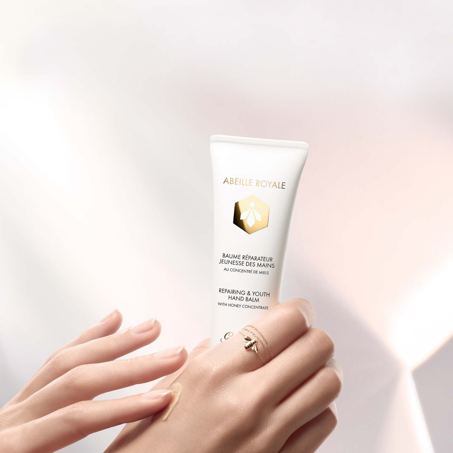 Крем для рук abeille royale repairing & youth hand balm Guerlain, объем 40 мл — фото 4