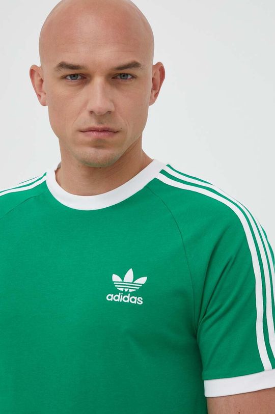 

Хлопковая футболка adidas Originals, зеленый