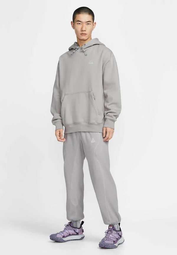 Брюки от спортивного костюма wolf tree pant Nike Acg, College Grey/Photon Dust/Grey Fog/(Summit White) — фото 2