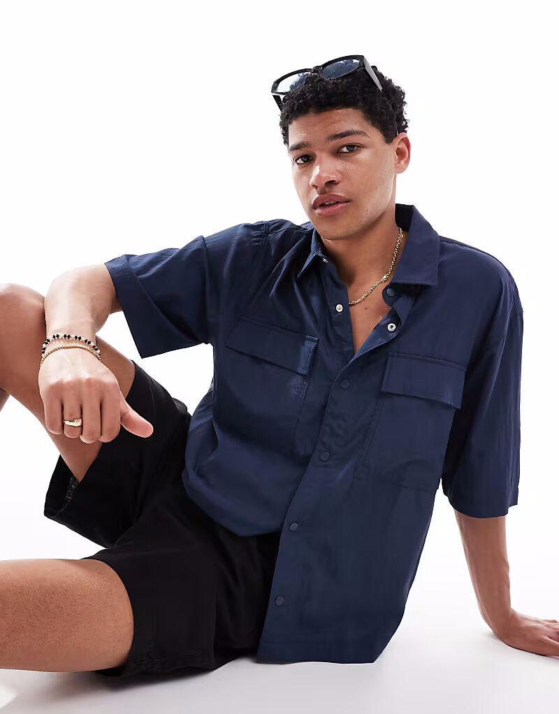 

Рубашка Pull&Bear с короткими рукавами и карманами темно-синего цвета