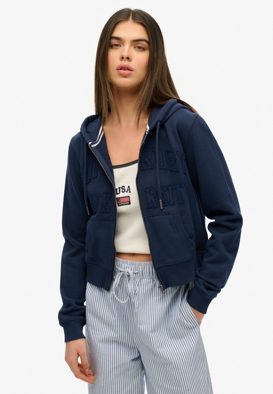

Толстовка Superdry & Co ATHLETIC ESSENTIALS TONAL CROPPED , Richest Navy/Blue, Синий, Толстовка Superdry & Co ATHLETIC ESSENTIALS TONAL CROPPED , Richest Navy/Blue