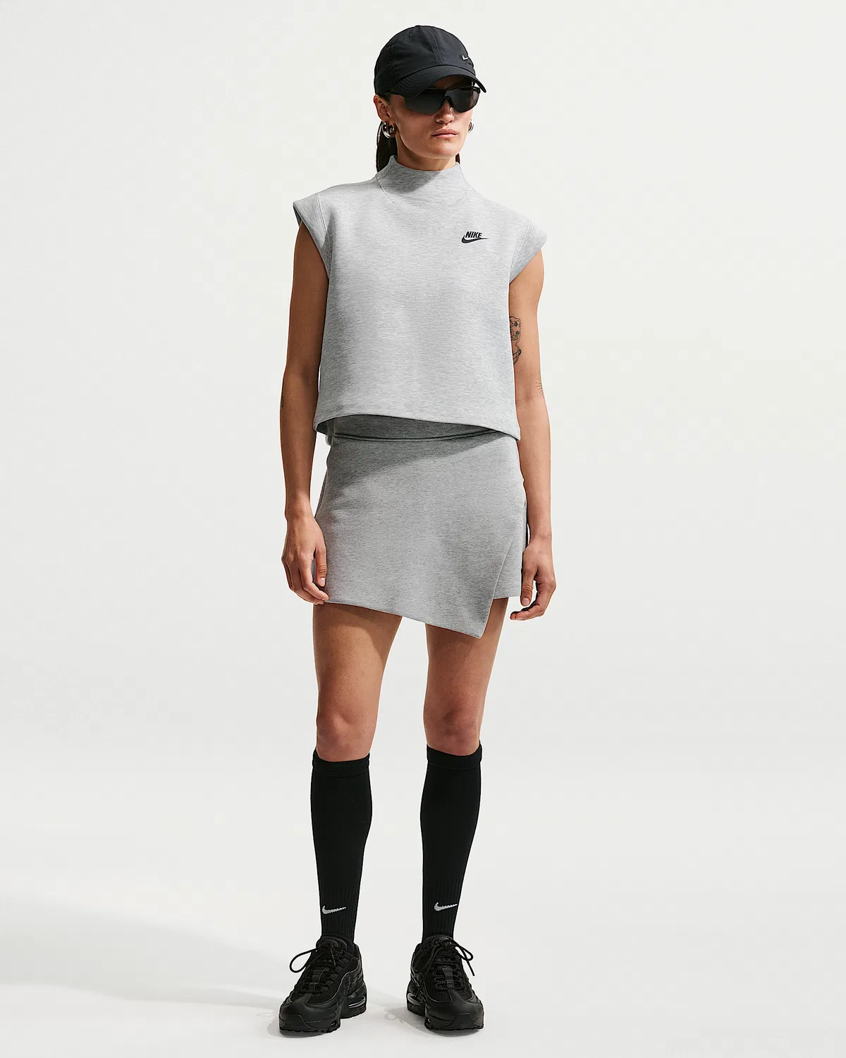 Женский топ с коротким рукавом Nike Sportswear Tech Fleece, Dark Grey Heather/Black — фото 4