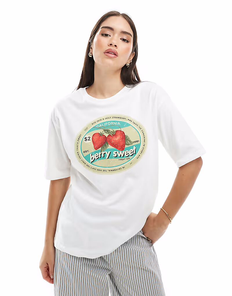 

Футболка Pull&Bear с винтажным принтом клубники белого цвета