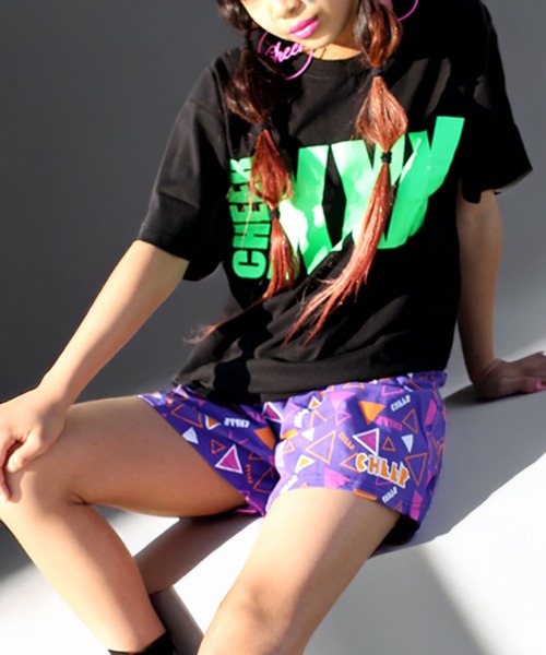 

Футболка оверсайз с неоновым принтом XXX CHEER, черный