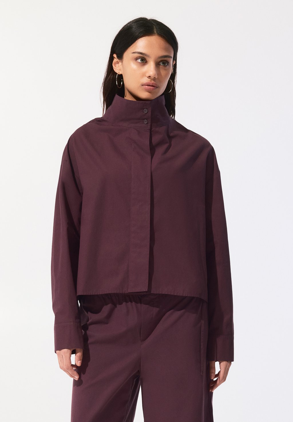 

Блузка на пуговицах WITH A HIGH NECK PULL&BEAR, бургундия