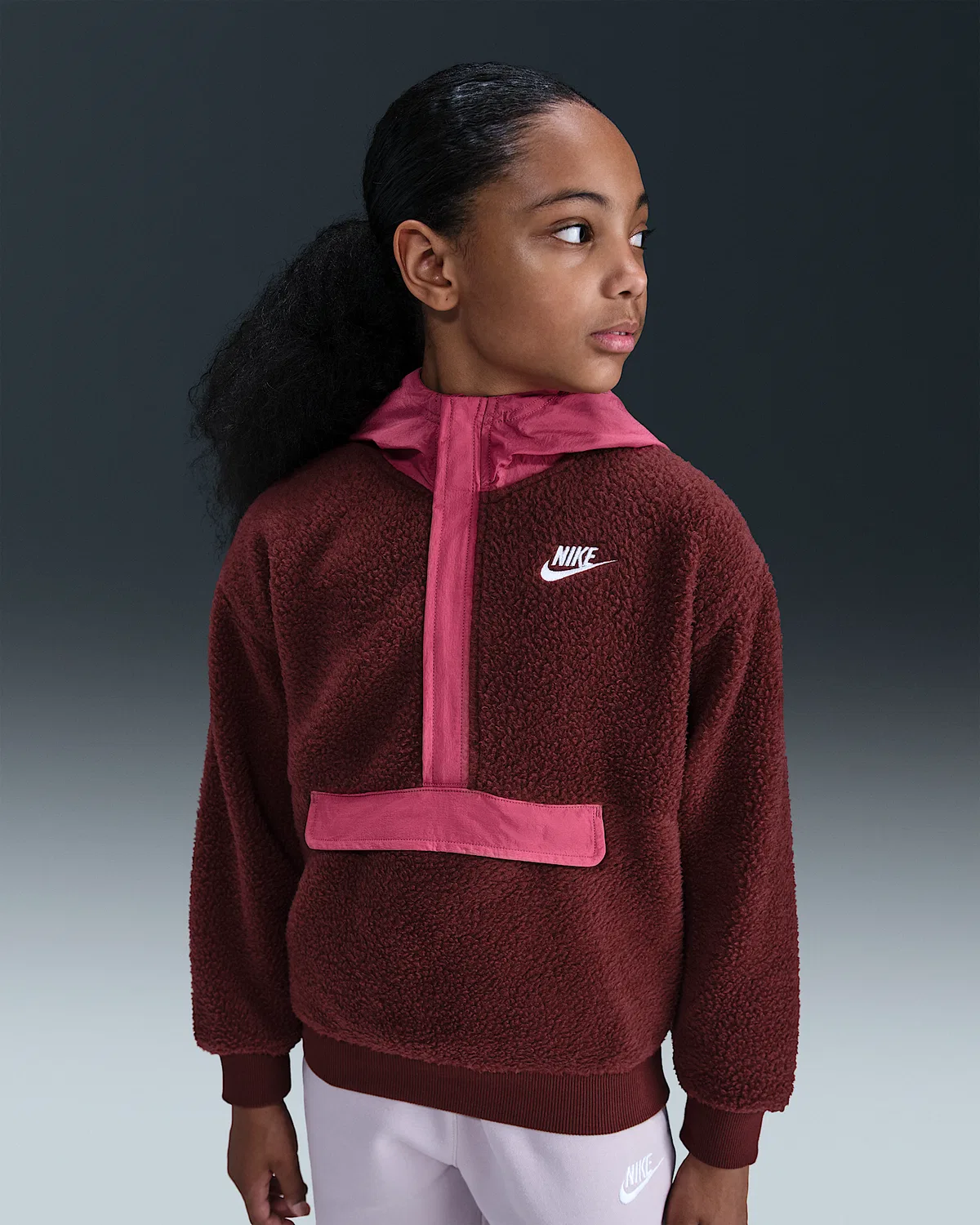 Детская свободная худи Nike Sportswear Club Fleece на молнии 1/4, Dark Team Red/Sweet Beet/White — фото 2