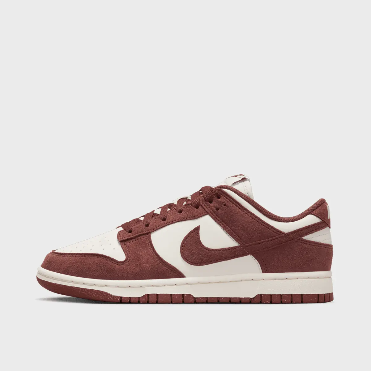 

Кроссовки Nike WMNS Dunk Low, красный