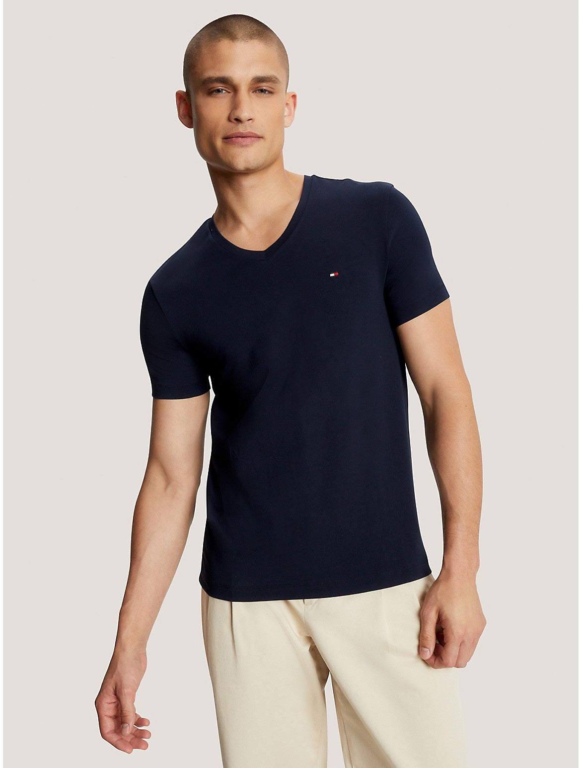 

Мужская однотонная футболка Tommy Hilfiger Slim Fit с V-образным вырезом, темно-синий