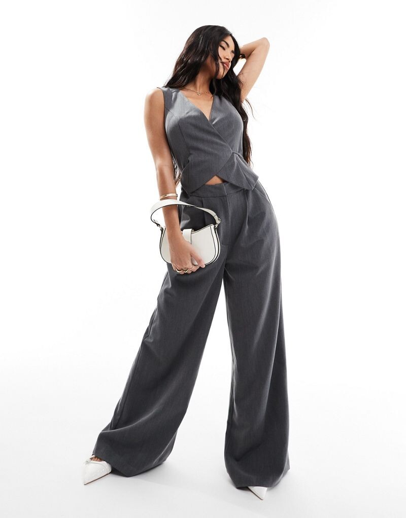 

Серый комбинезон с поясом и запахом ASOS DESIGN