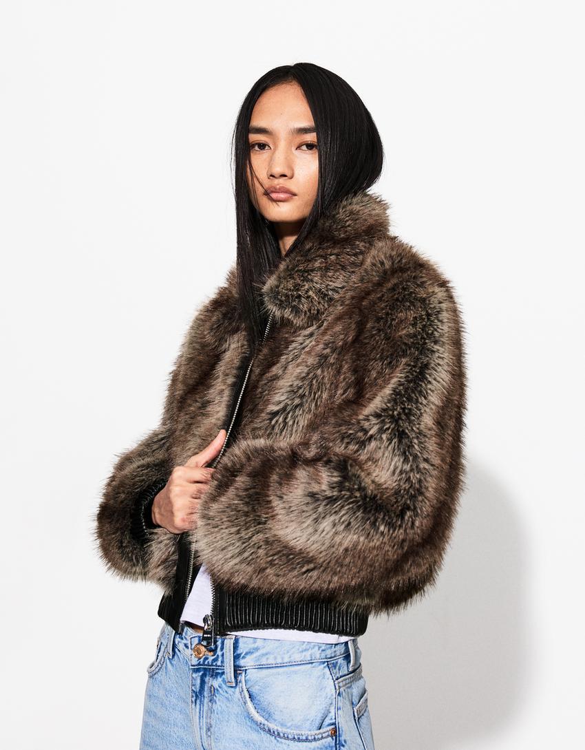 

Куртка с контрастным искусственным мехом и эффектом кожи Bershka, бежевый
