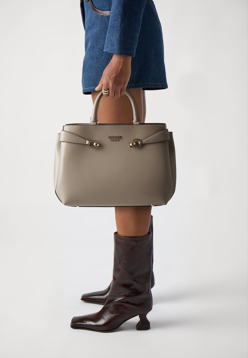 

Сумка LORELEI GIRLFRIEND SATCHEL Guess, серо-коричневый