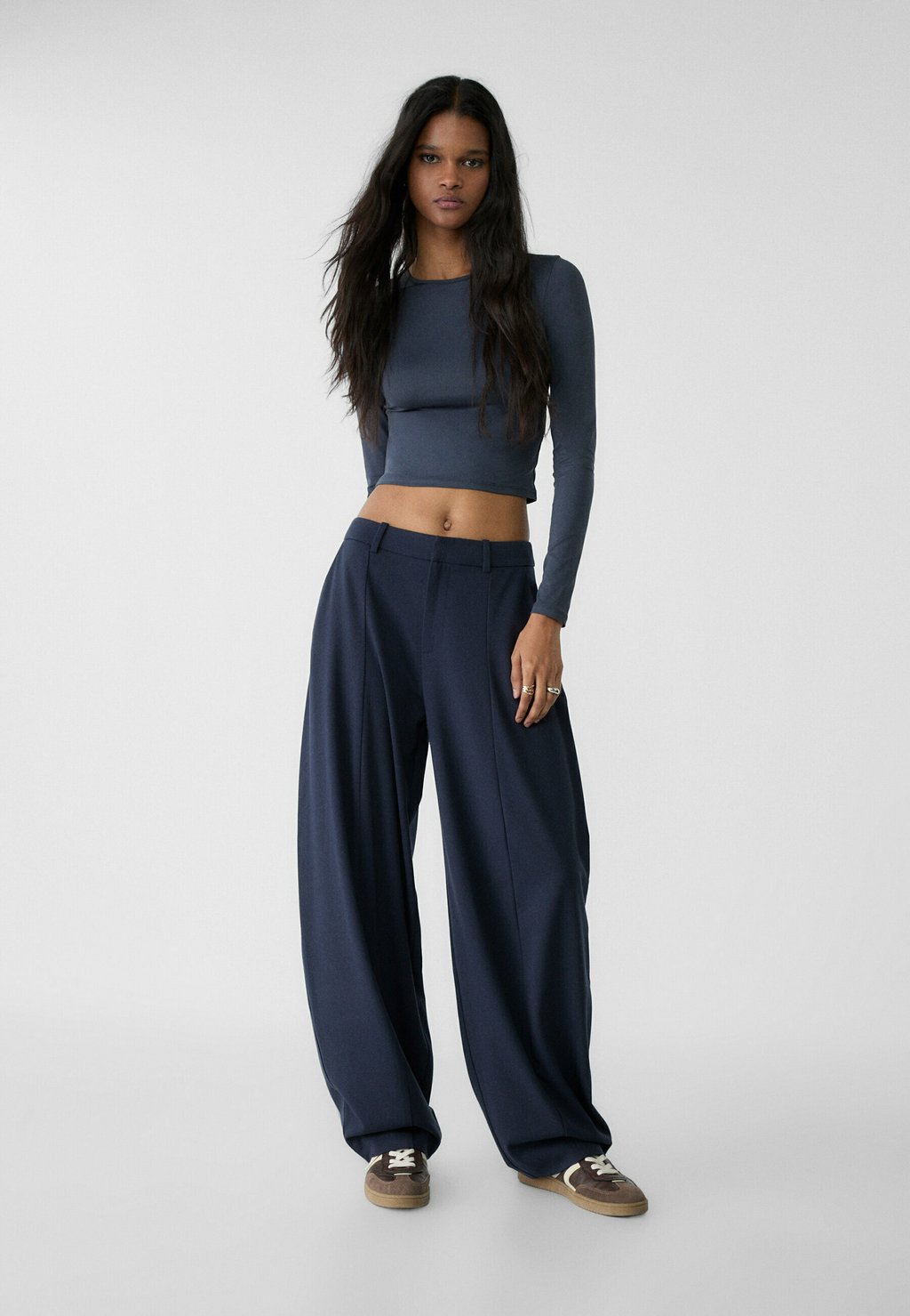 

Брюки SMART BAGGY WITH SEAM DETAIL Stradivarius, темно-синий