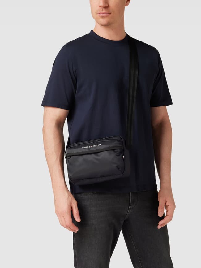 

Сумка через плечо с этикеткой Tommy Hilfiger, черный