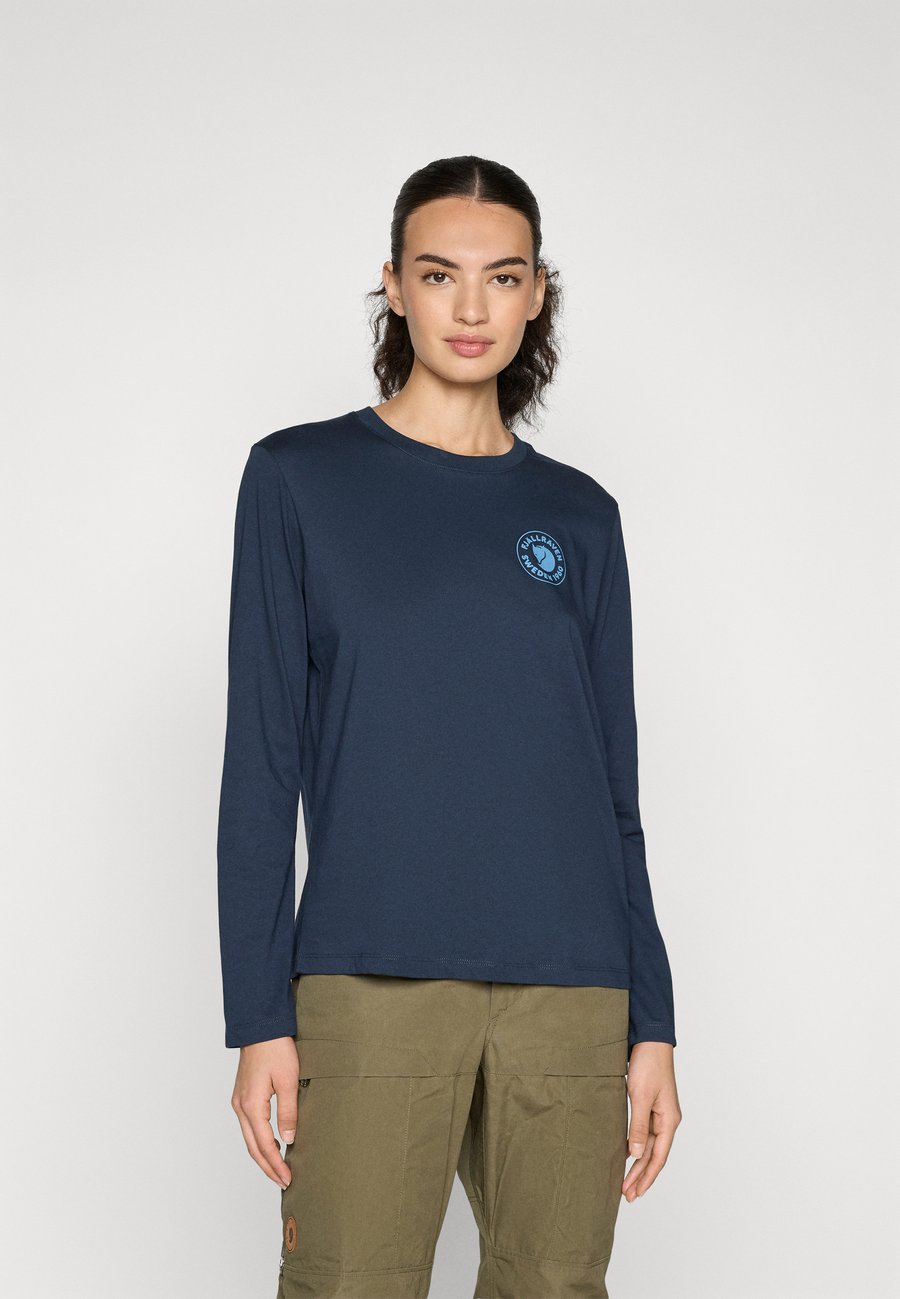 

Топ Fjällräven 1960 LOGO T-SHIRT LS W, Dark Navy/Dark Blue