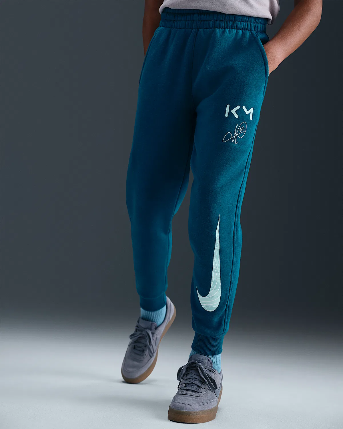 Детские спортивные штаны Nike Kylian Mbappé Club Fleece, Green Abyss/Igloo/Light Dew — фото 2