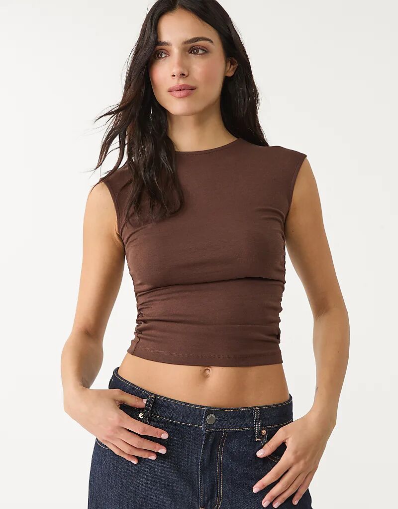 

Футболка Stradivarius приталенная со сборкой коричневого цвета