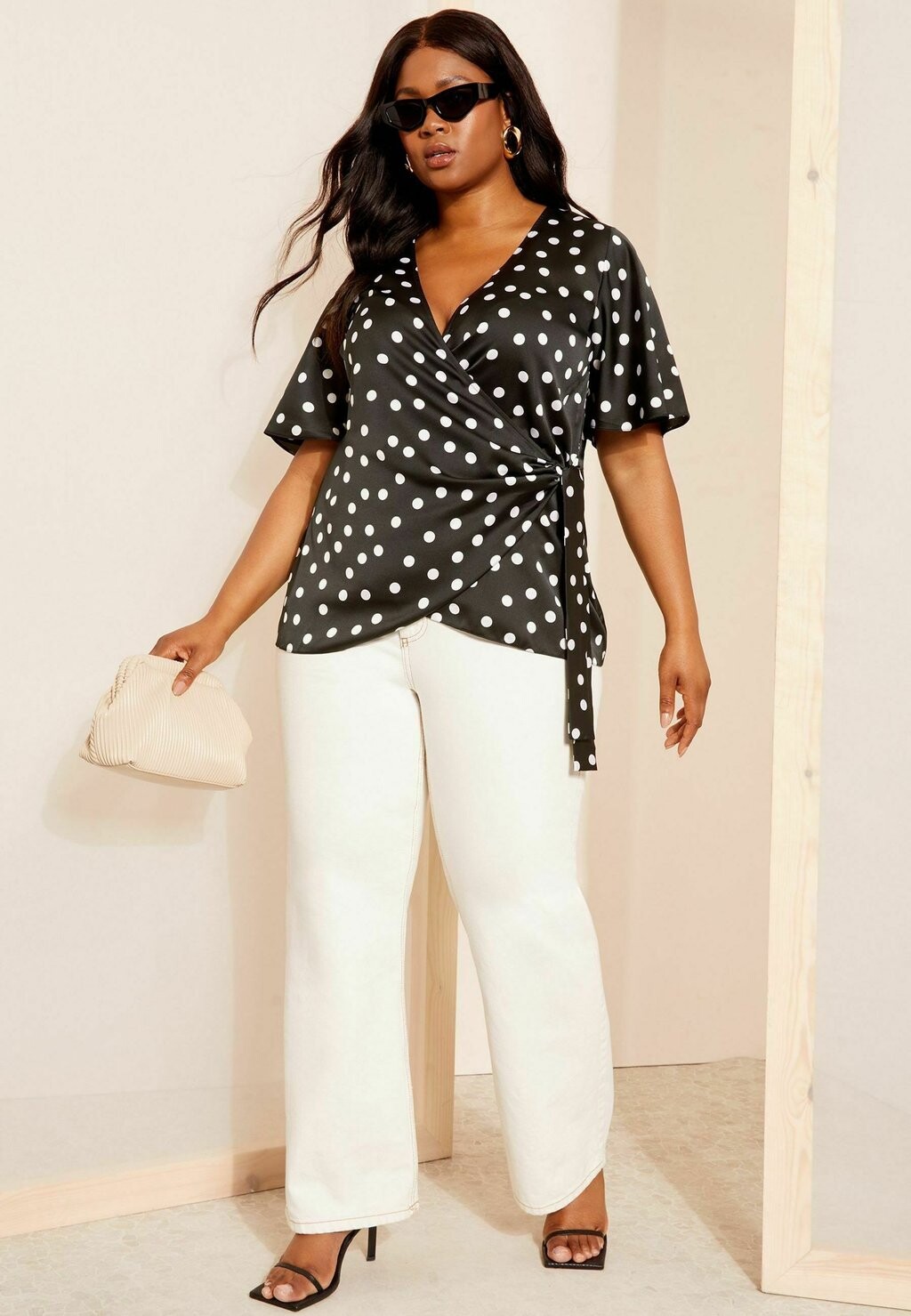 

Блуза SHORT SLEEVE WRAP, REGULAR FIT Curves Like These, черный