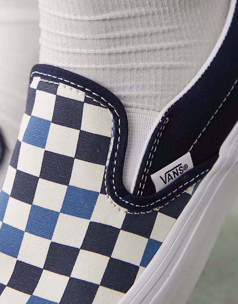 Кроссовки Vans Classic Slip-On Color Theory в шахматном стиле в трехцветном темно-синем цвете — фото 3