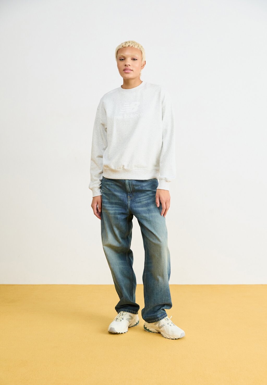 

Толстовка SPORT ESSENTIALS LOGO CREW New Balance, серый