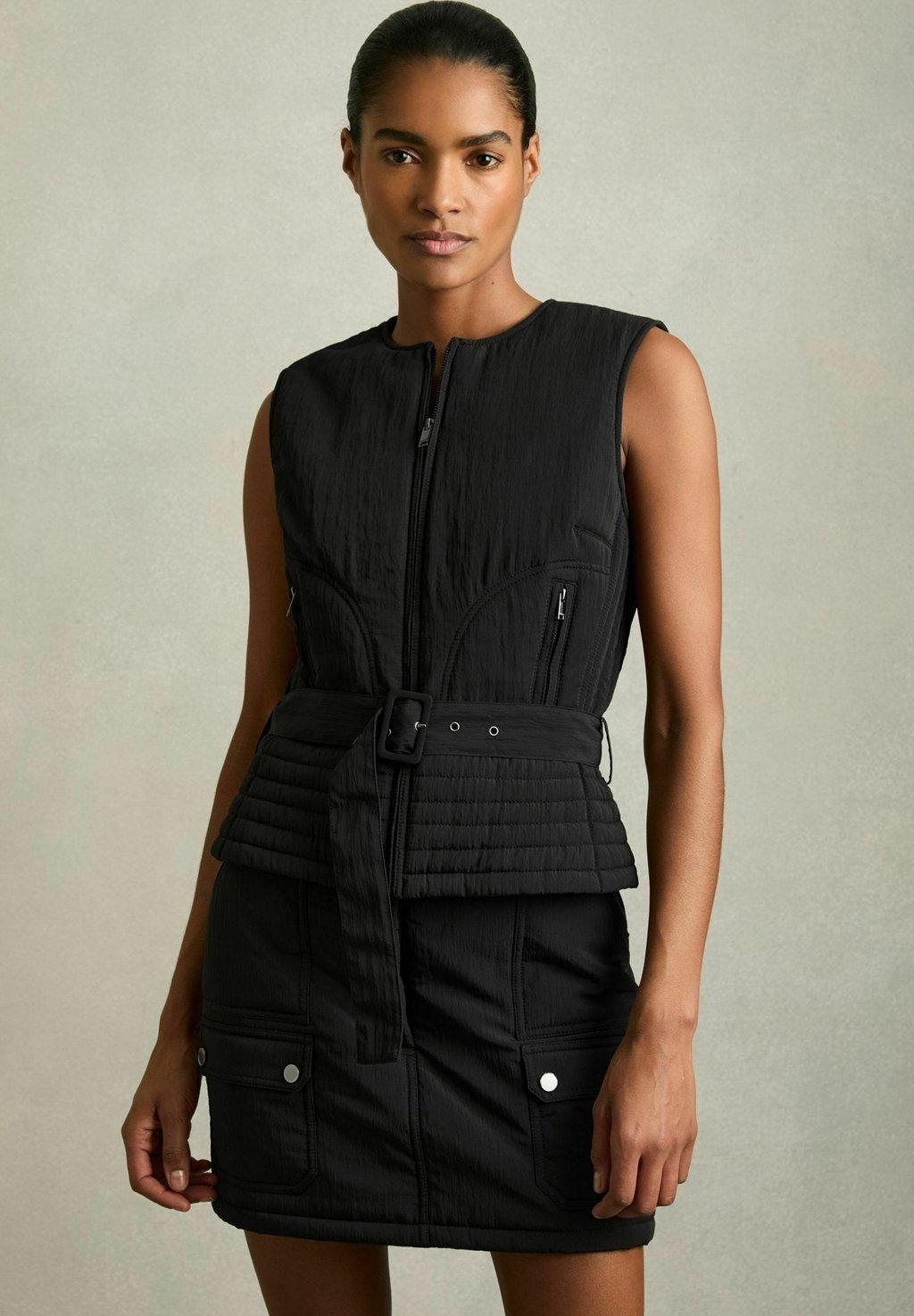 

Жилет REGULAR FIT-MIO QUILTED ZIP THROUGH BELTED Reiss, черный