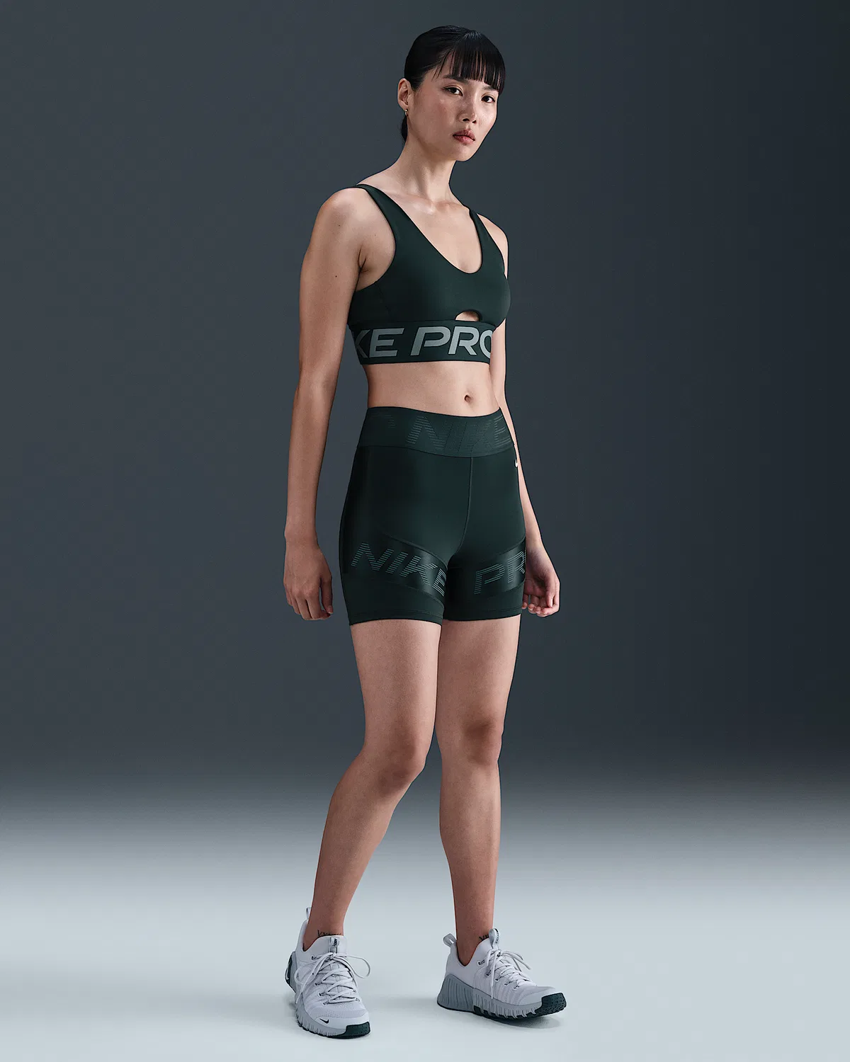 Женский спортивный бюстгальтер Nike Pro Indy Plunge средней поддержки с поролоном, Seaweed/Clay Green/White — фото 4