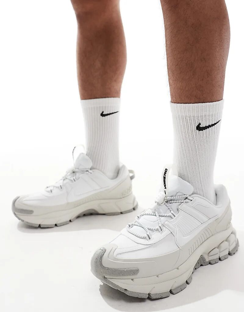

Кроссовки Zoom Vomero 5 Roam белого и серого цвета Nike