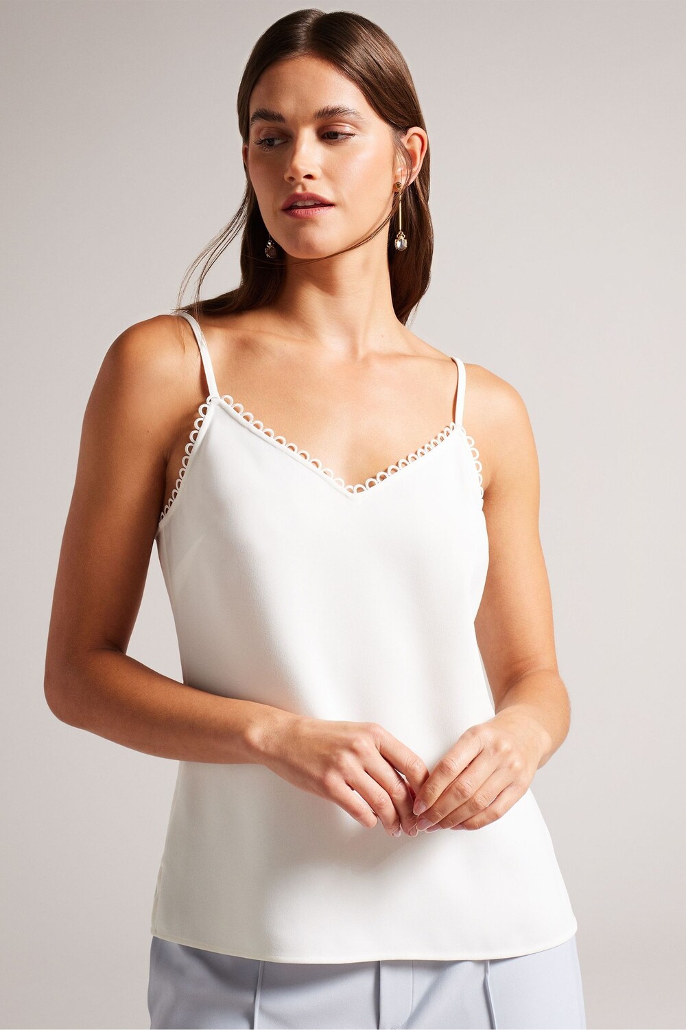 

Белая майка от Andreno с декоративной окантовкой Ted Baker, белый