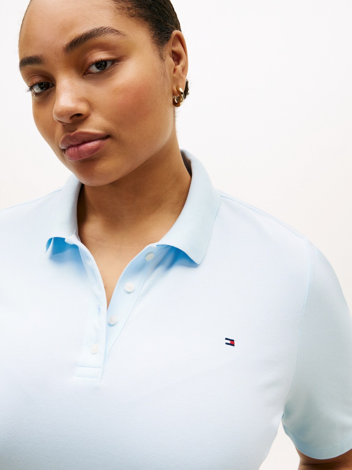 Tommy Hilfiger Curve Футболка '1985' в светло-голубом цвете — фото 2