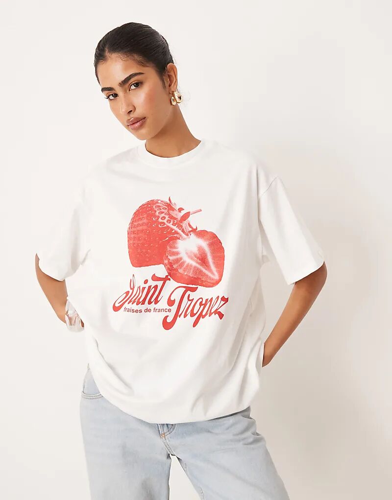 

Футболка свободного кроя ASOS DESIGN с принтом клубники белого цвета