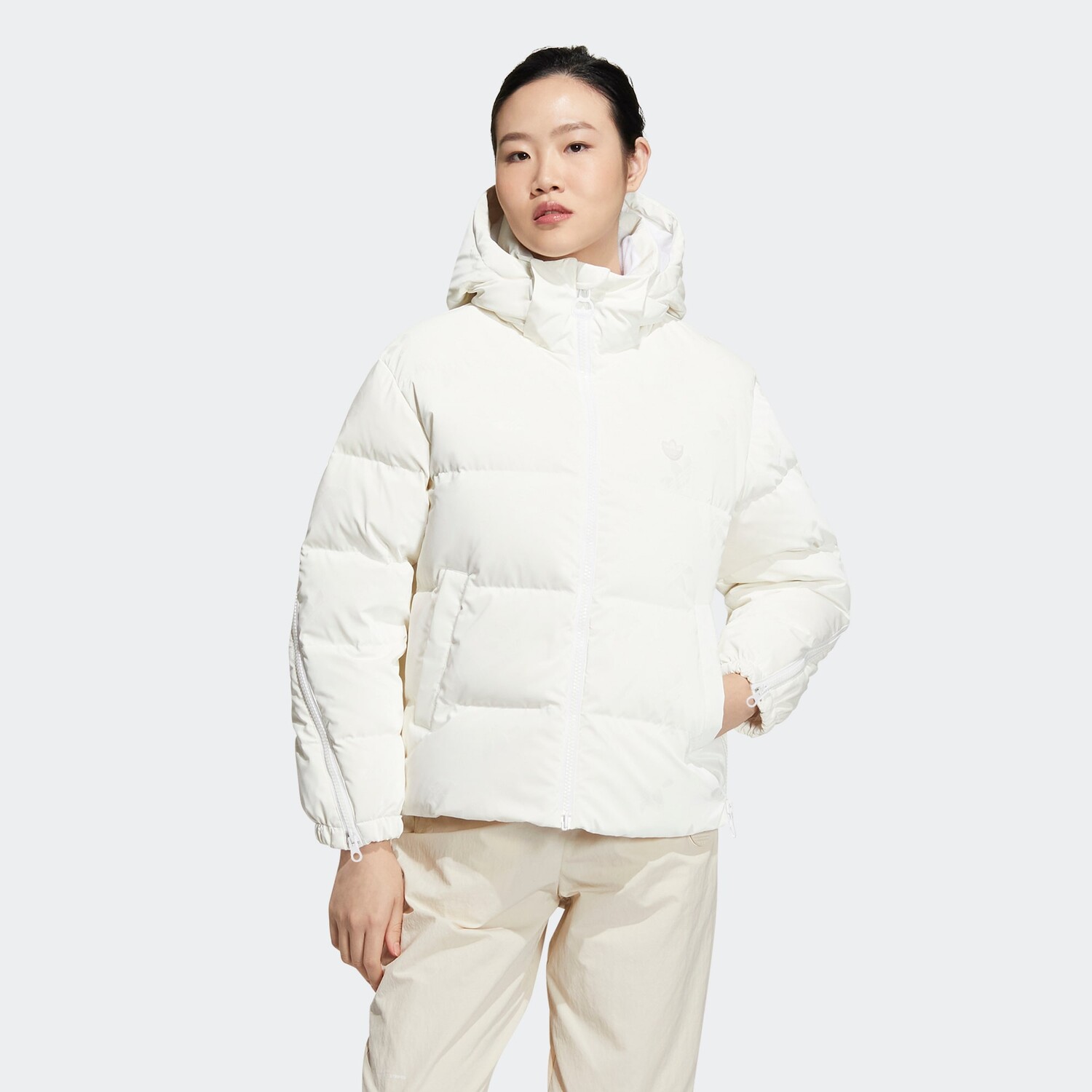 Женская белая куртка-пуховик ALLOVER PRINT DOWN Adidas Originals — фото 4