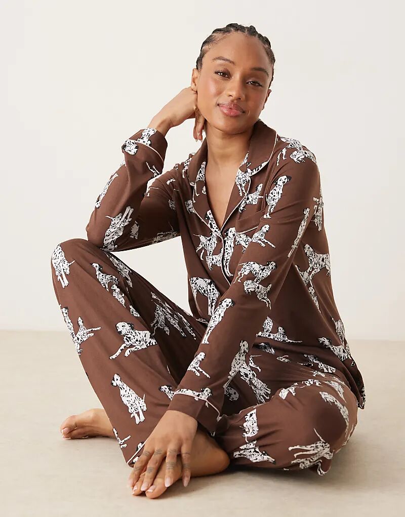 

Эксклюзивный пижамный комплект Chelsea Peers Tall Dalmatian с длинными рукавами, воротником-стойкой и брюками в шоколадно-коричневом цвете Chelsea Peers Tall