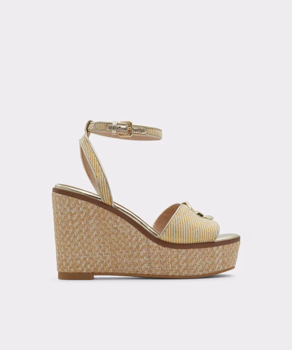 

Женские босоножки на танкетке из золотой ткани Aldo