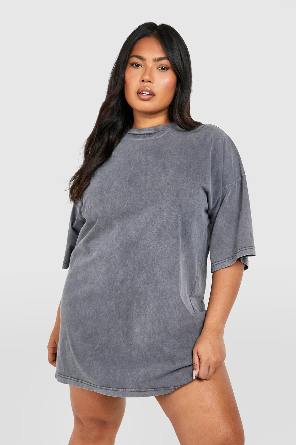 

Платье-футболка оверсайз Plus Acid Wash boohoo, серый
