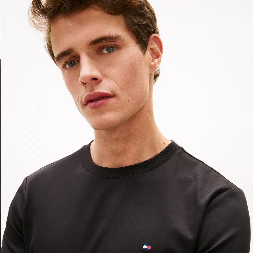 Мужская чёрная футболка "Luxury Interlock" от Tommy Hilfiger — фото 4