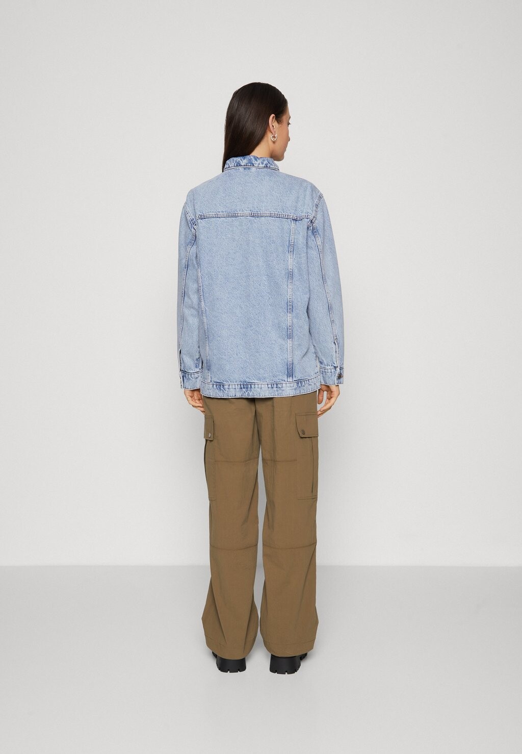 

Джинсовая куртка ONLJAGGER OVERSIZED JACKET ONLY Tall, светло-голубой деним