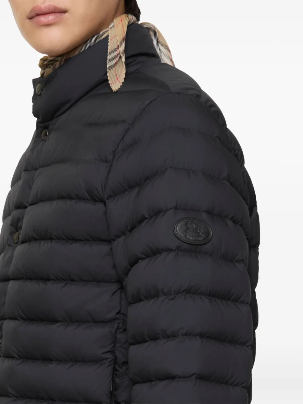 Пуховик BURBERRY с нашивкой-логотипом, воротник-стойка, черный — фото 4
